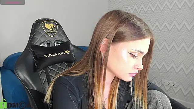 Snapshot of KarinaBroks chatting on 11-24-25, 01:44 KarinaBroks online show from 11-24-25, 01:44