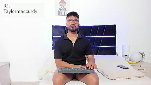 Snapshot of Taylormaccurdy_ chatting on 01-16-26, 02:10 Taylormaccurdy online show from 01-16-26, 02:10