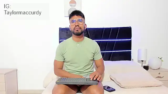 Snapshot of Taylormaccurdy_ chatting on 01-17-26, 02:22 Taylormaccurdy online show from 01-17-26, 02:22