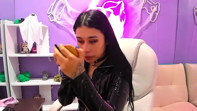 Snapshot of SusanVilla chatting on 10-25-25, 02:56 SusanVilla online show from 10-25-25, 02:56