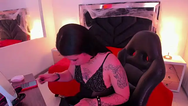 Snapshot of SusanVilla chatting on 10-28-25, 07:49 SusanVilla online show from 10-28-25, 07:49