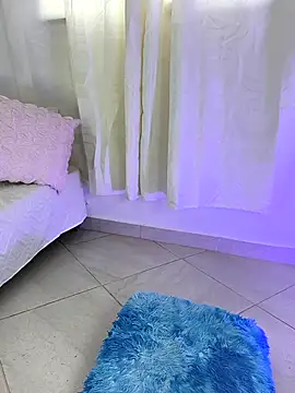 Snapshot of In-Ur-dreams chatting on 10-14-25, 04:52 In-Ur-dreams online show from 10-14-25, 04:52