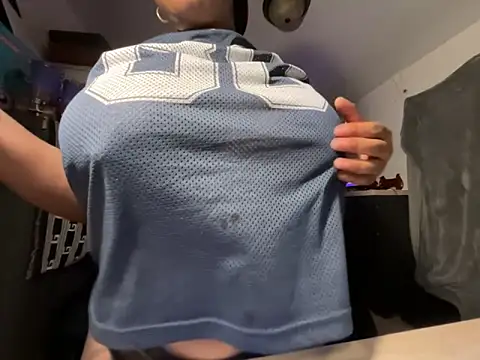 Snapshot of monicaval chatting on 11-11-25, 05:07 monicaval online show from 11-11-25, 05:07