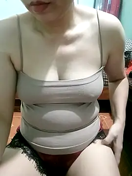 Snapshot of LitaQueen chatting on 10-10-25, 04:11 LitaQueen online show from 10-10-25, 04:11