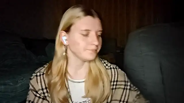 LynteriLain online show from 10-09-25, 08:18