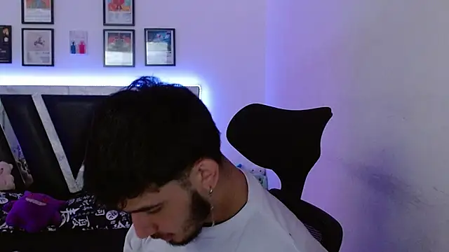 Snapshot of Sebasxxl12 chatting on 10-20-25, 03:01 Sebasxxl12 online show from 10-20-25, 03:01