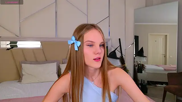 Snapshot of Lili_Lohan chatting on 10-29-25, 05:14 Lili Lohan online show from 10-29-25, 05:14