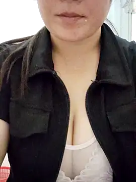 linhmiucute online show from 10-13-25, 05:18