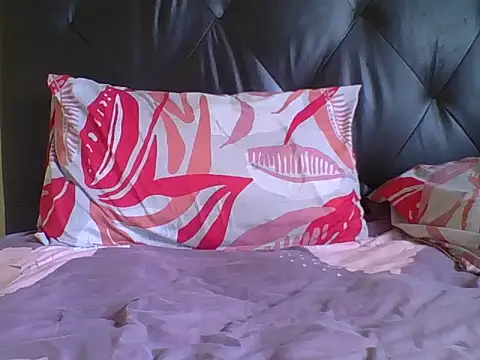 Snapshot of carrie_tee chatting on 10-27-25, 11:36 carrie tee online show from 10-27-25, 11:36