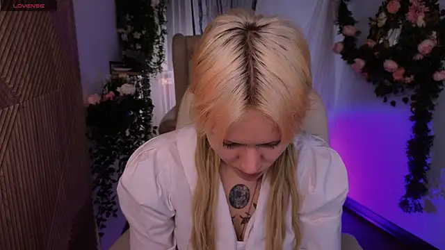 Snapshot of kitten_murray_ chatting on 11-12-25, 01:33 kitten murray online show from 11-12-25, 01:33