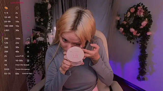 Snapshot of kitten_murray_ chatting on 11-18-25, 05:34 kitten murray online show from 11-18-25, 05:34