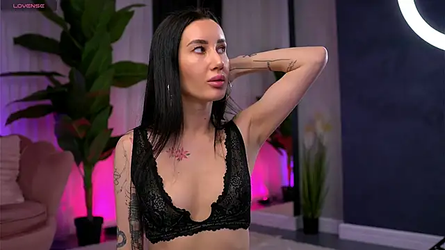 Snapshot of SerenaVelour chatting on 11-17-25, 10:43 SerenaVelour online show from 11-17-25, 10:43