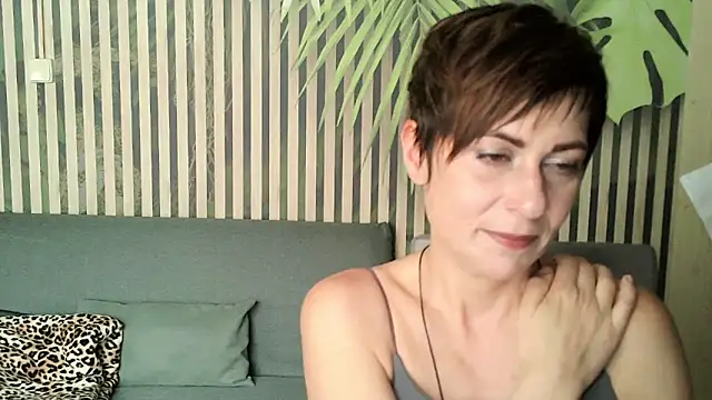 Ashley Brookss online show from 10-17-25, 07:22