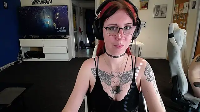Snapshot of TattooedGirls chatting on 09-29-25, 02:33 TattooedGirls online show from 09-29-25, 02:33