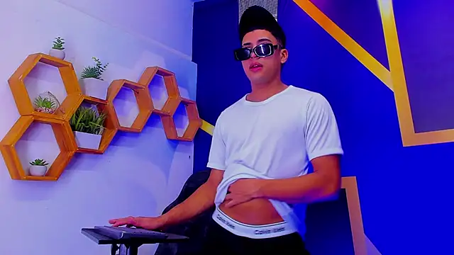 Snapshot of The_Boy_King chatting on 10-22-25, 02:06 The Boy King online show from 10-22-25, 02:06