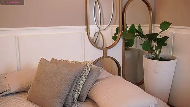 Roxy Vega online show from 11-08-25, 12:38