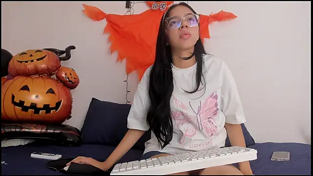 Ainoa Pink online show from 10-17-25, 07:38