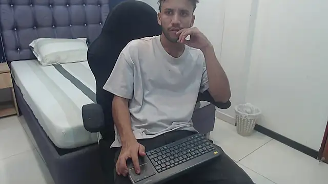 Juan FelipeX01 online show from 11-18-25, 04:00