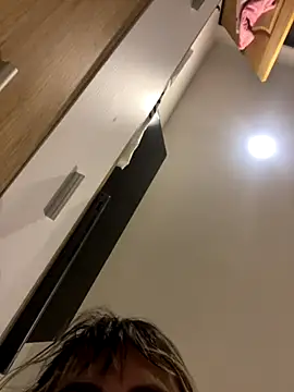 Zoe riivas online show from 10-24-25, 10:22