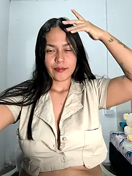 Snapshot of Nadia_hasbun chatting on 10-28-25, 12:30 Nadia hasbun online show from 10-28-25, 12:30