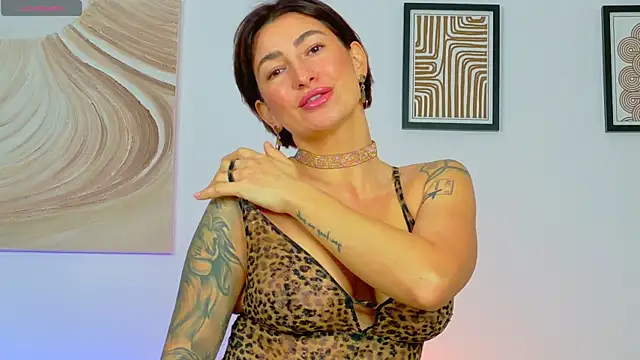 Snapshot of VioFemme chatting on 11-18-25, 01:48 VioFemme online show from 11-18-25, 01:48