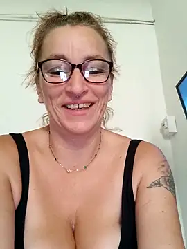 Fifi83Bell online show from 10-10-25, 08:46