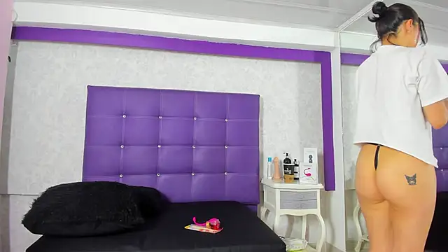 LeaMoreau22 online show from 10-12-25, 12:15