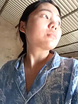 Snapshot of nhimxu chatting on 10-12-25, 02:21 nhimxu online show from 10-12-25, 02:21