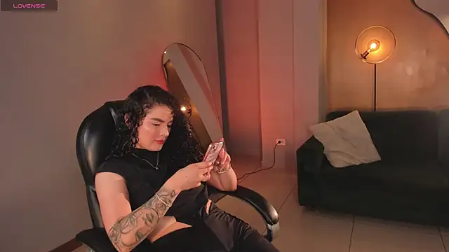 Snapshot of KylieJenkins chatting on 12-16-25, 11:26 KylieJenkins online show from 12-16-25, 11:26