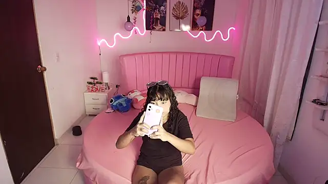 Snapshot of Sheyla_vegas chatting on 10-22-25, 03:40 Sheyla vegas online show from 10-22-25, 03:40