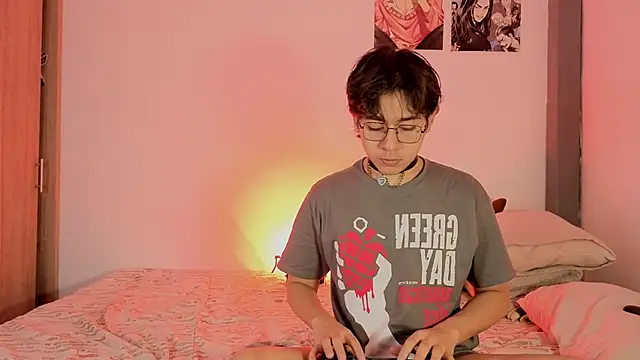 Snapshot of Darcy_and_Stolas chatting on 11-06-25, 06:25 Darcy and Stolas online show from 11-06-25, 06:25