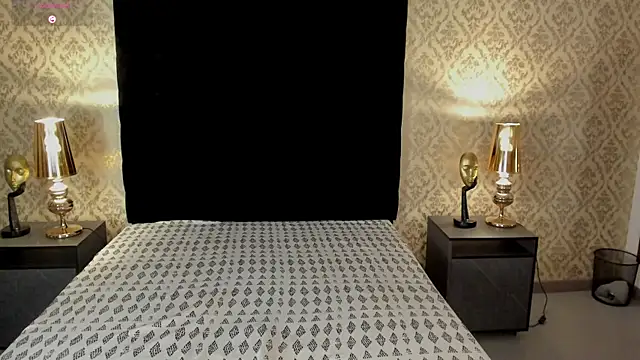 Snapshot of MolyBoston chatting on 11-24-25, 01:33 MolyBoston online show from 11-24-25, 01:33