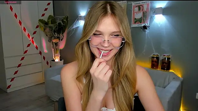 Snapshot of linakorvin chatting on 10-27-25, 01:15 linakorvin online show from 10-27-25, 01:15