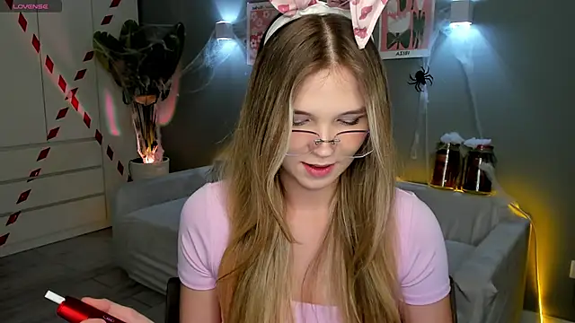 Snapshot of linakorvin chatting on 10-30-25, 01:34 linakorvin online show from 10-30-25, 01:34