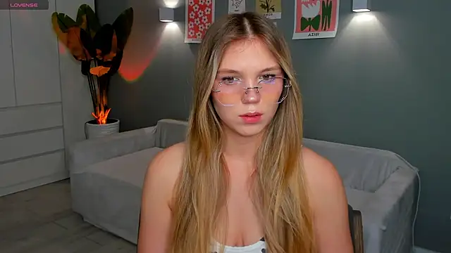 Snapshot of linakorvin chatting on 11-09-25, 01:31 linakorvin online show from 11-09-25, 01:31