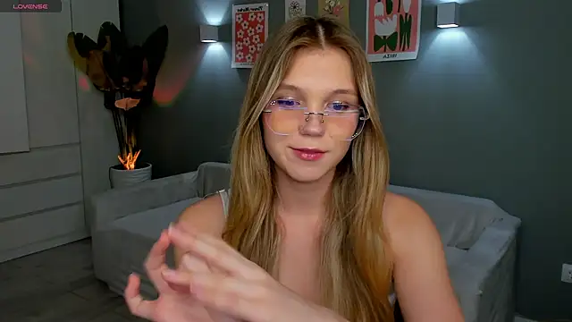 Snapshot of linakorvin chatting on 11-15-25, 01:29 linakorvin online show from 11-15-25, 01:29