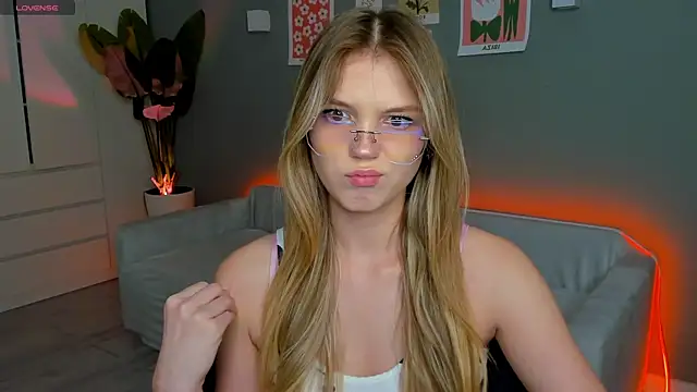 Snapshot of linakorvin chatting on 11-29-25, 01:36 linakorvin online show from 11-29-25, 01:36