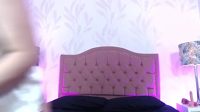 Snapshot of IssisLancaster chatting on 10-26-25, 01:50 IssisLancaster online show from 10-26-25, 01:50