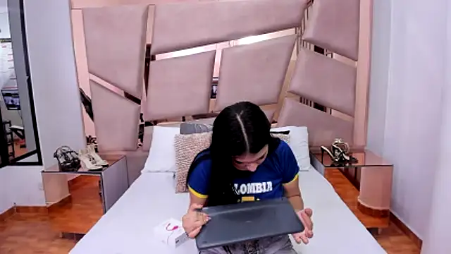 Snapshot of ValentineRouse chatting on 11-27-25, 07:27 ValentineRouse online show from 11-27-25, 07:27