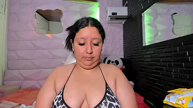 DulcineaSaenz online show from 10-04-25, 05:55