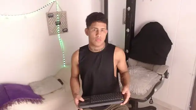 Snapshot of Dylan_horny chatting on 10-10-25, 01:32 Dylan horny online show from 10-10-25, 01:32