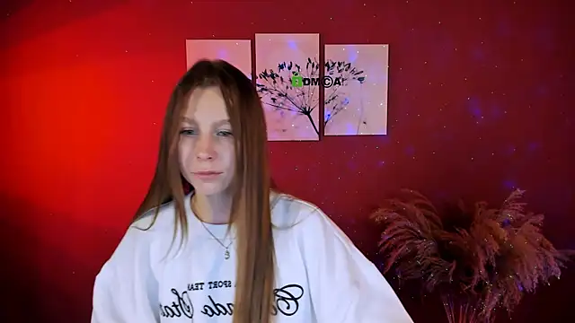 esme moore  online show from 10-10-25, 08:46