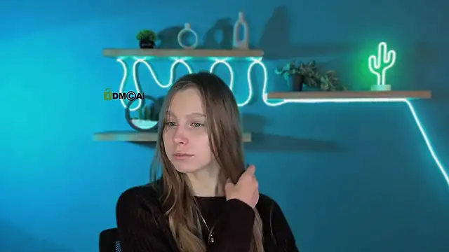 esme moore  online show from 10-13-25, 08:03