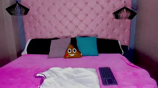 Snapshot of Cloe-Naughty chatting on 10-02-25, 01:29 Cloe-Naughty online show from 10-02-25, 01:29