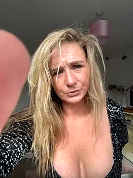 MimiMaee online show from 10-09-25, 11:41