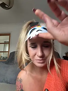 MimiMaee online show from 10-13-25, 12:05