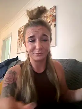 MimiMaee online show from 10-20-25, 10:27