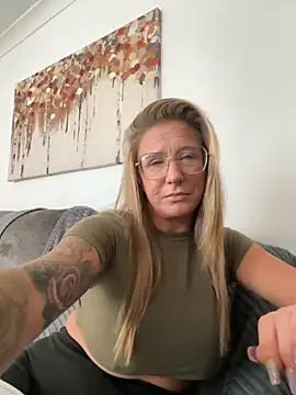 MimiMaee online show from 10-22-25, 12:38