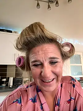 MimiMaee online show from 10-27-25, 01:59