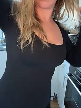 MimiMaee online show from 11-17-25, 09:26